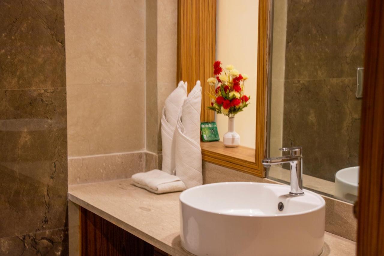 Hotel Landmark Rewa Екстер'єр фото