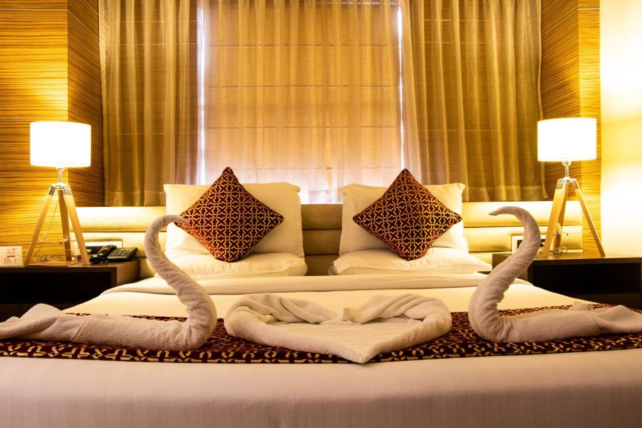 Hotel Landmark Rewa Екстер'єр фото