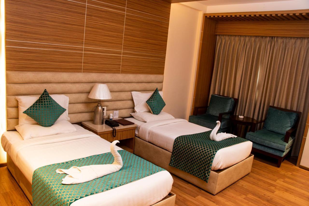 Hotel Landmark Rewa Екстер'єр фото