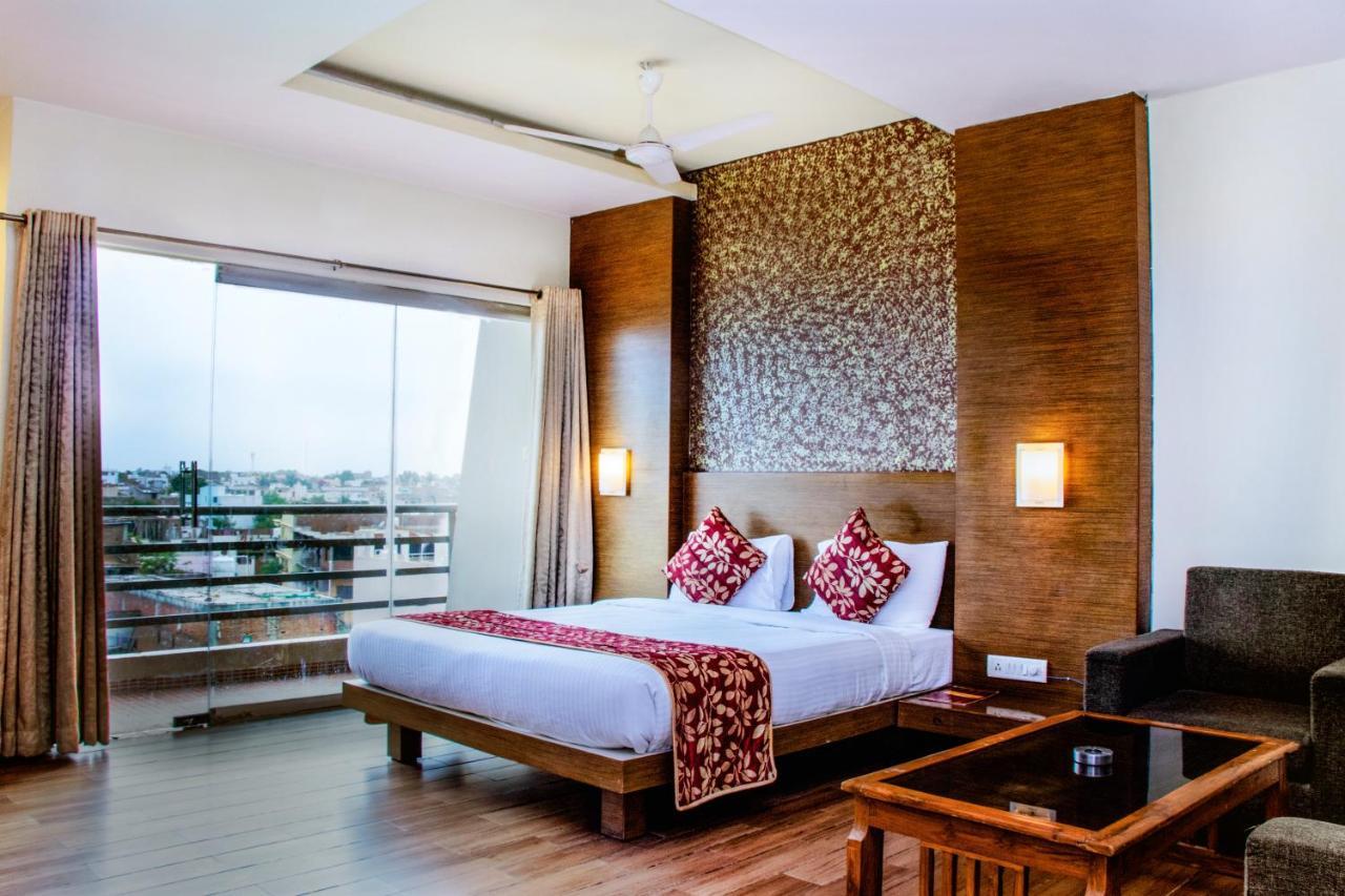 Hotel Landmark Rewa Екстер'єр фото