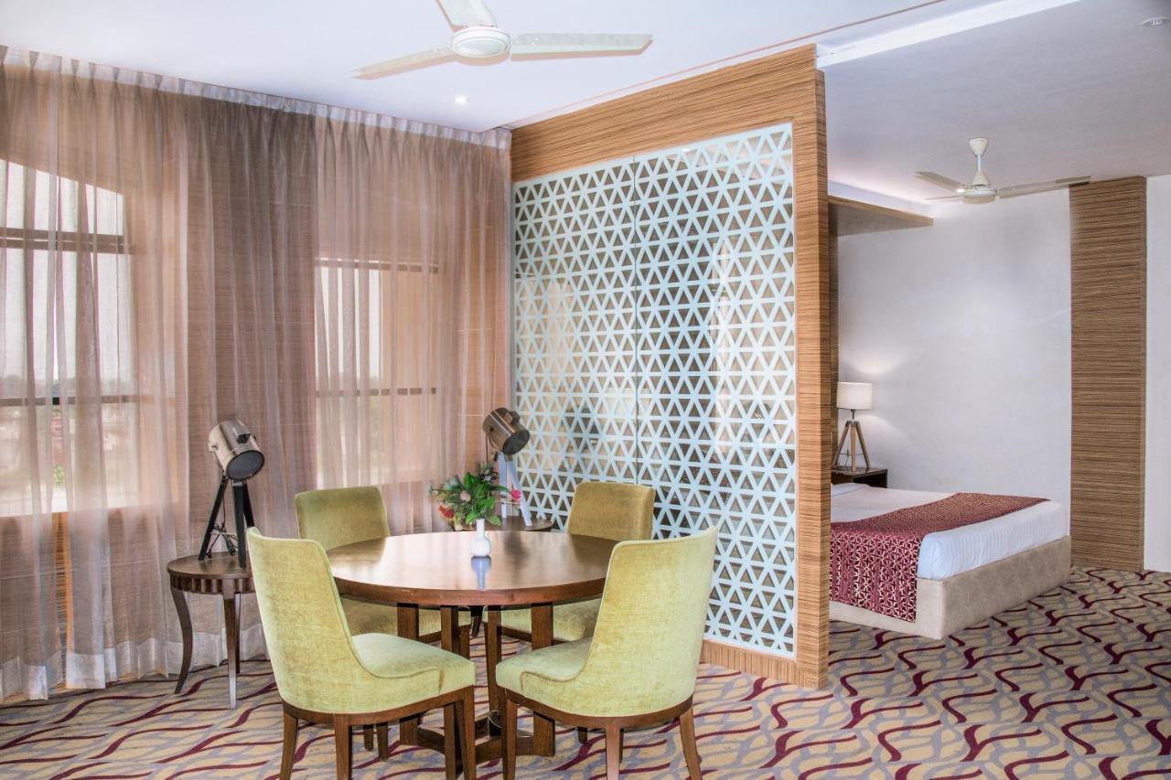 Hotel Landmark Rewa Екстер'єр фото