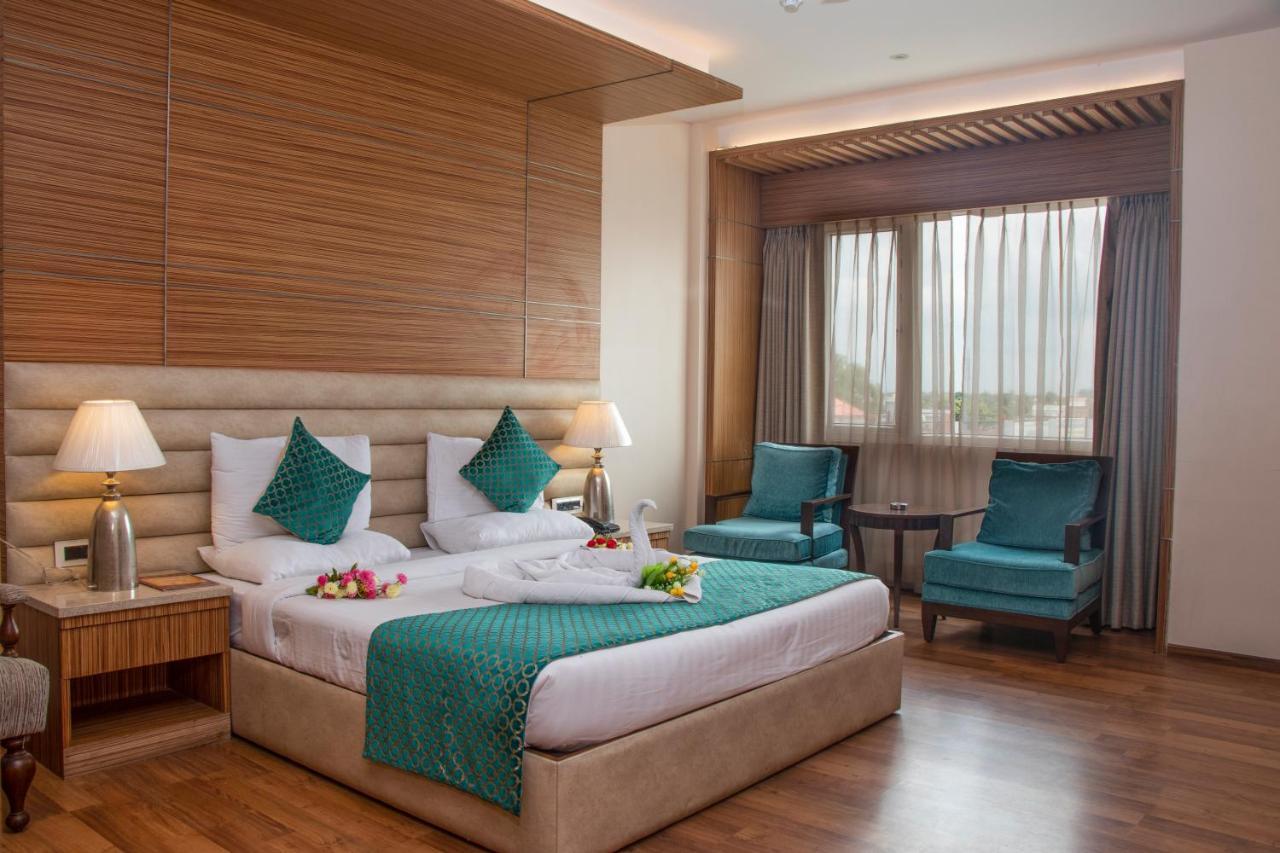 Hotel Landmark Rewa Екстер'єр фото