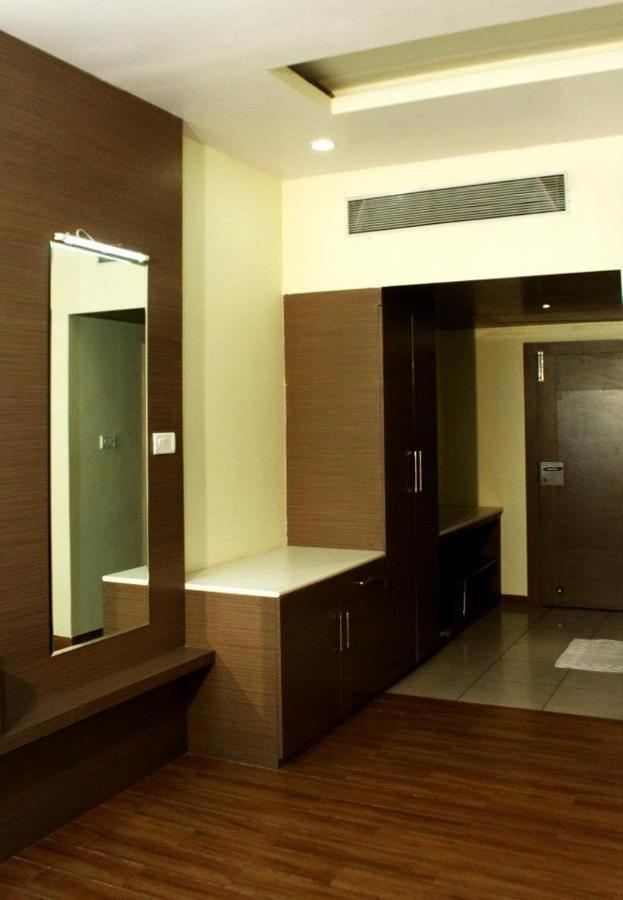Hotel Landmark Rewa Екстер'єр фото