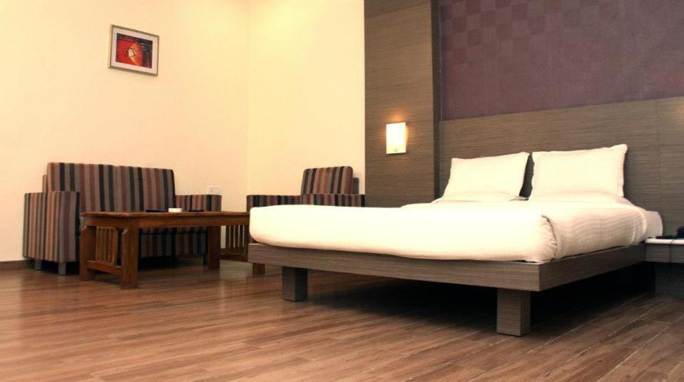 Hotel Landmark Rewa Екстер'єр фото