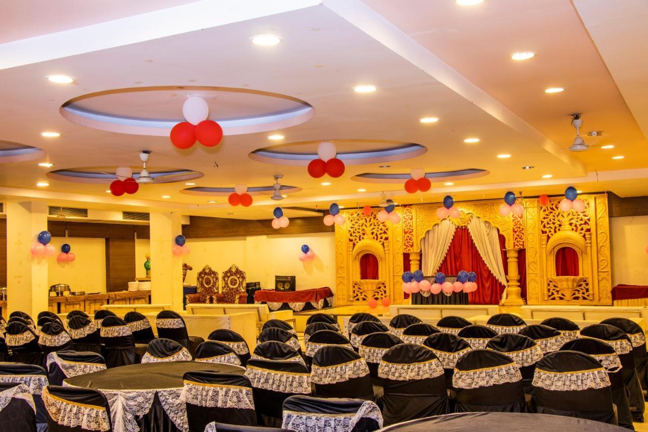 Hotel Landmark Rewa Екстер'єр фото