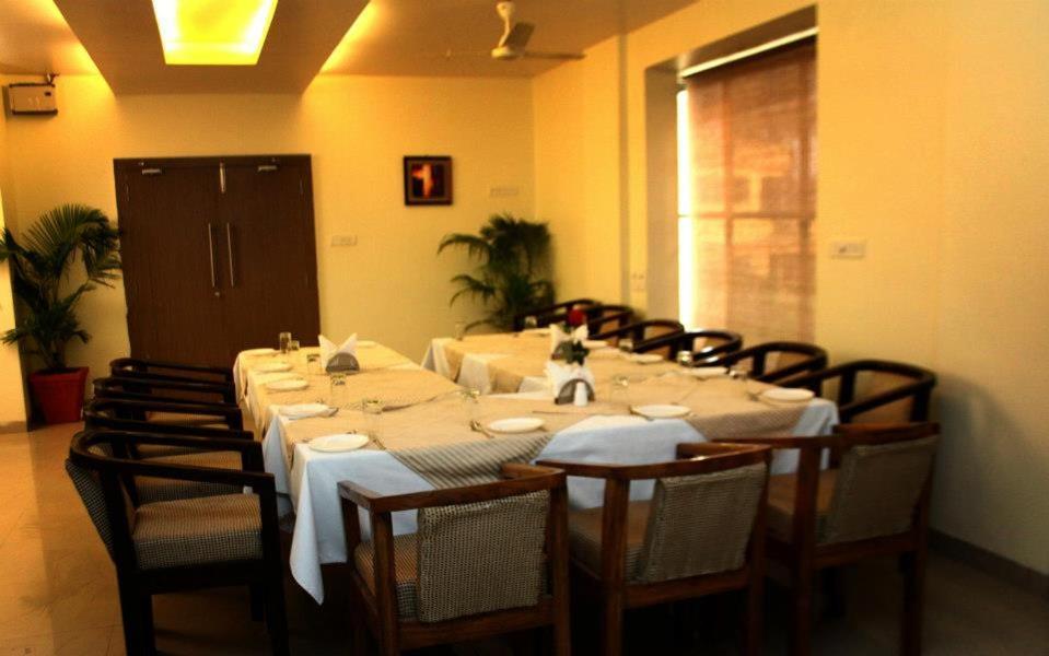 Hotel Landmark Rewa Екстер'єр фото